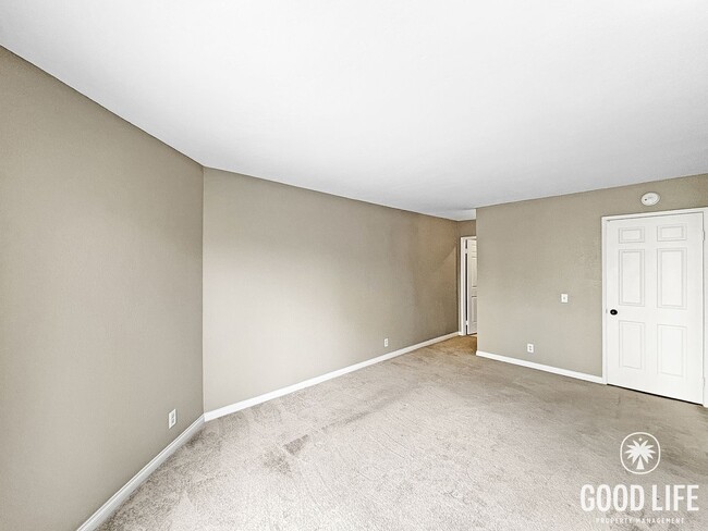 Building Photo - Inviting 1B/1.5BA Condo with Balcony in Cortez Hill