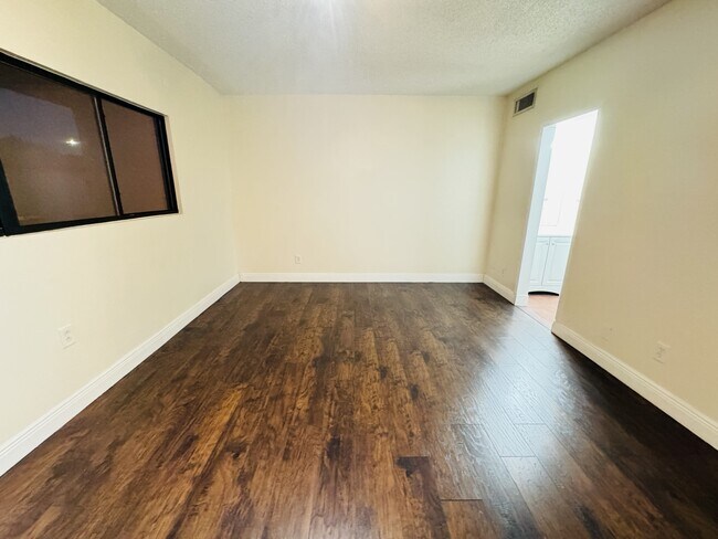 Building Photo - 8819 Springtree Lakes Dr