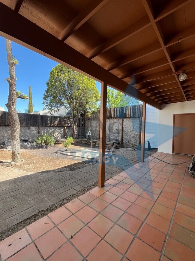 Building Photo - Charming 3 bedroom move-in ready