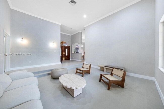 Building Photo - 1033 Almeria Ave