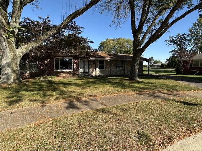 Primary Photo - Updated Sprawling Ranch Home in Florissant!