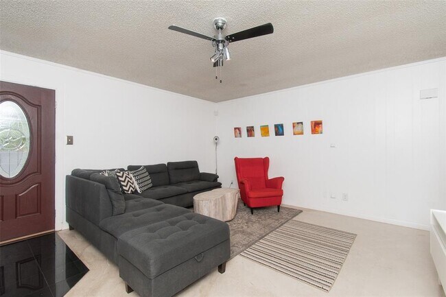 Building Photo - 2524 Berkett Dr