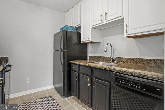 Building Photo - 3178 Summit Square Dr