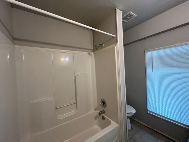 Building Photo - House with Back Apartment in Alameda Estat...