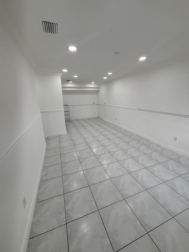 Building Photo - 250 E 34th St