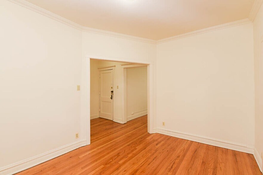 Building Photo - 3508 N Wolcott Ave
