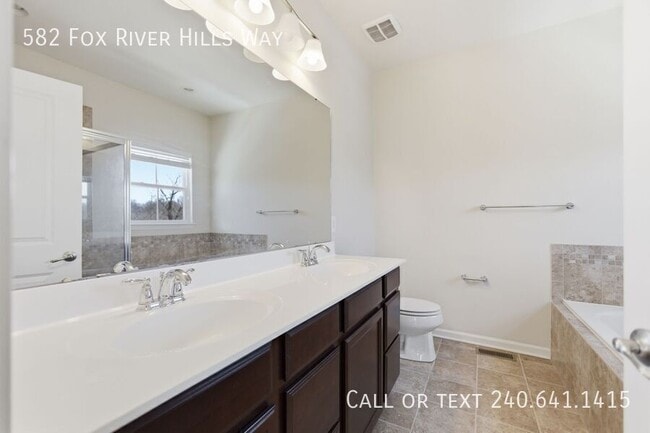 Building Photo - 582 Fox River Hills Way