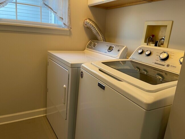 Building Photo - 3252 Cool Springs Ct