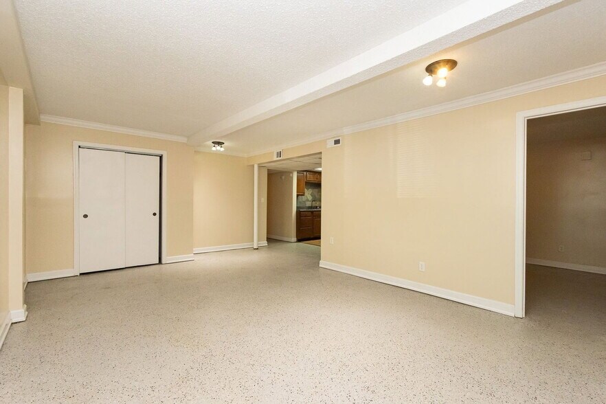 Building Photo - 1309 Labrea Dr