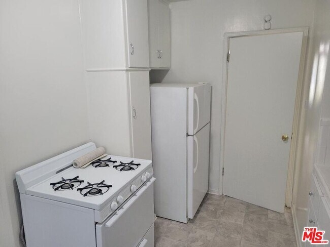 Building Photo - 8551 Holloway Dr