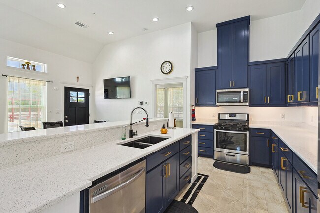 Building Photo - 703 E Oates Rd