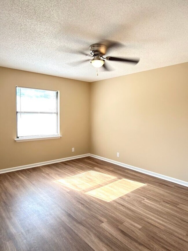Building Photo - 159 Green Acres Dr