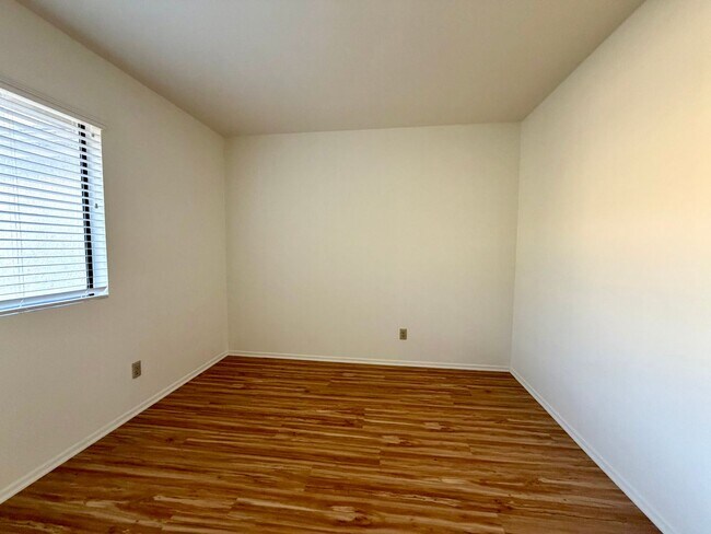 Building Photo - Light-filled, two-story 3-bedroom, 2.5-bath condo in the heart of Thousand Oaks!