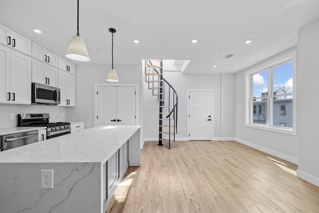 Primary Photo - 152 Marion St