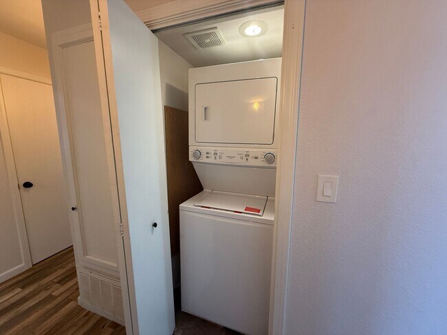 Building Photo - Must See!! Gorgeous 2 Bedroom, 2 Bathroom ...