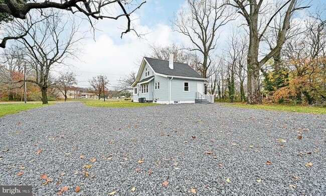 Building Photo - 2531 E Chestnut Ave