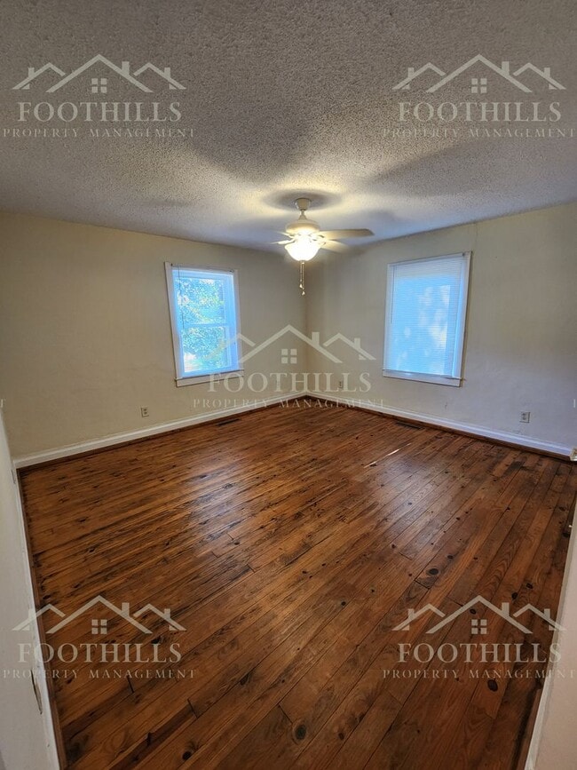 Building Photo - Charming 3-Bed, 2-Bath Home with Screened ...