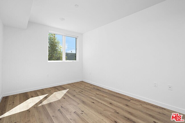 Building Photo - 5229 Willowcrest Ave