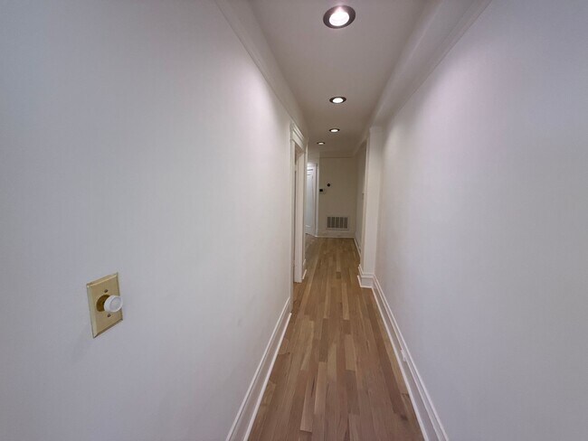 Building Photo - Epic REA- Spacious Flexible Plan 2 BR/1 BA...