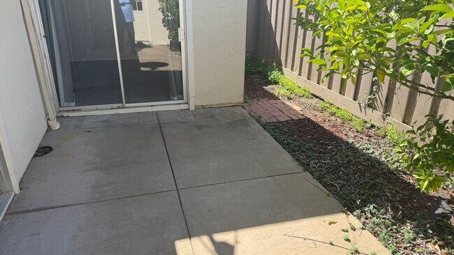 Building Photo - Clayton Townhouse 2 bedrooms 2 bathrooms 2 car garage