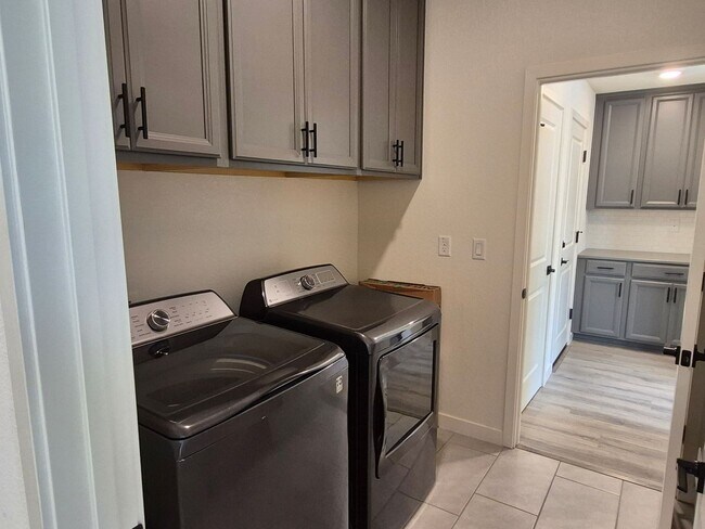 Building Photo - Gorgeous 4 Bedroom 3.5 bath with loft