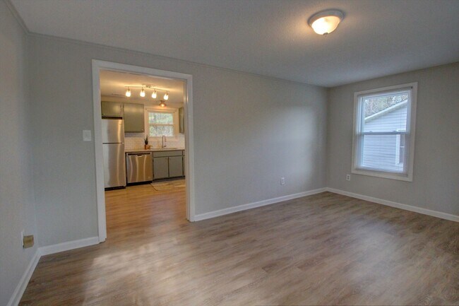 Building Photo - 2530 Glenbrook Dr