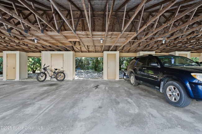 Building Photo - 6165 S Mirror Lake Dr
