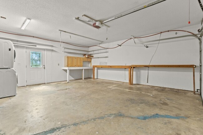 Building Photo - 1382 Center Lake Dr
