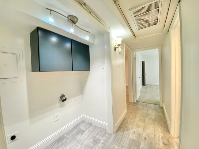 Building Photo - Recently Renovated 2 bed with Private Pati...