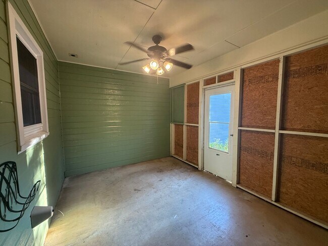 Building Photo - Welcome to this stunning 3-bedroom, 2.5-ba...
