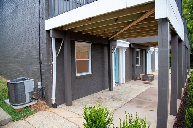 Building Photo - 1000 Monticello Rd