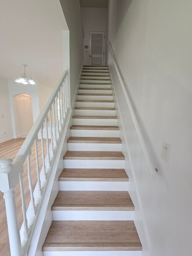 Building Photo - 2 Bedroom, 1.5 bath townhome in gated comm...