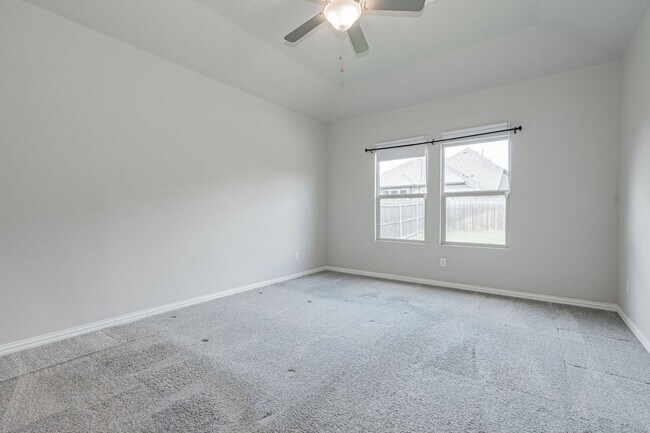 Building Photo - Spacious 3-bedroom, 2.5-bathroom home with...