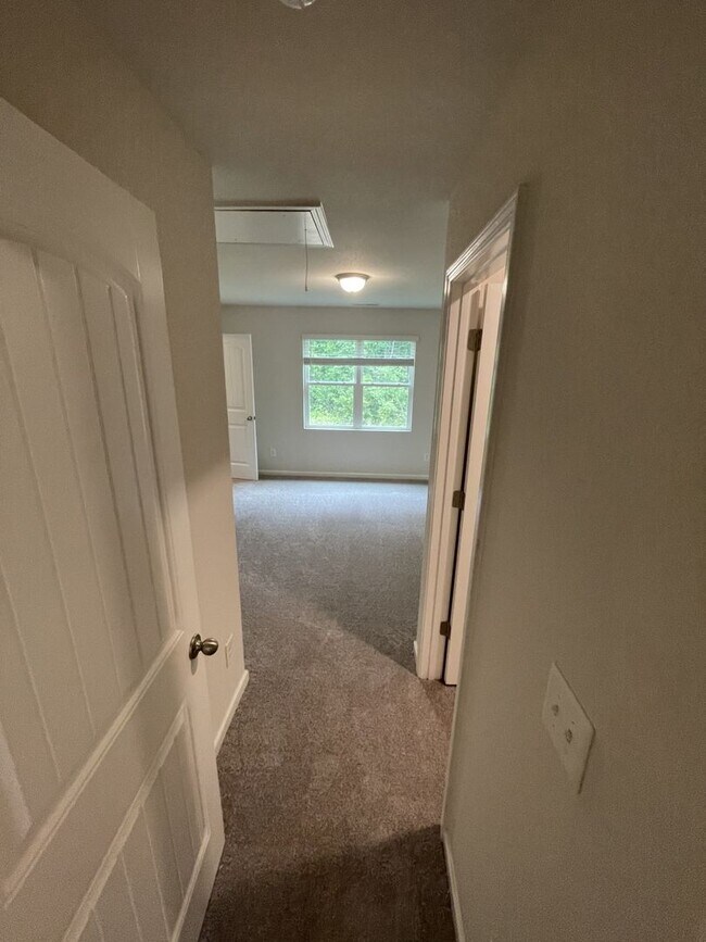Building Photo - 3 Bedroom 2.5 Bath Town home