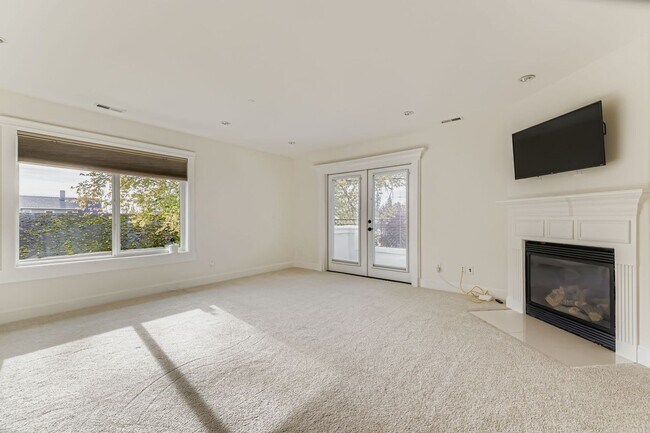 Building Photo - Stunning 5bed/5bath + Office in Prime Kirk...