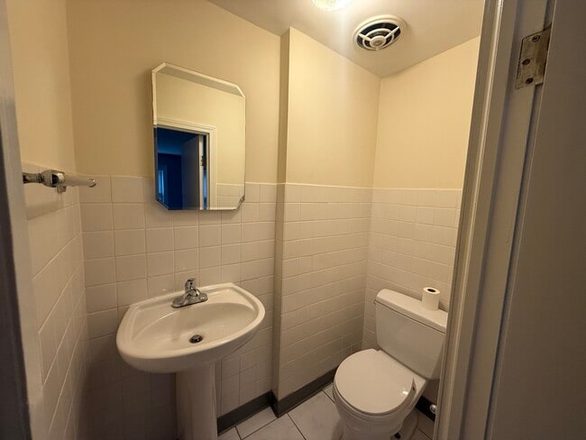 Building Photo - 6541 N Kedzie Ave