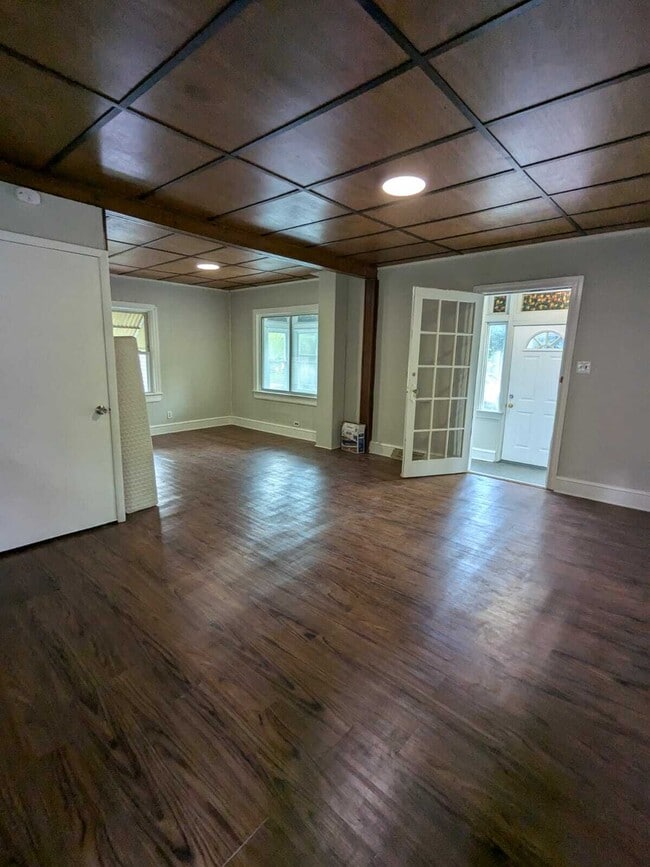 Building Photo - 15 Locust Ave