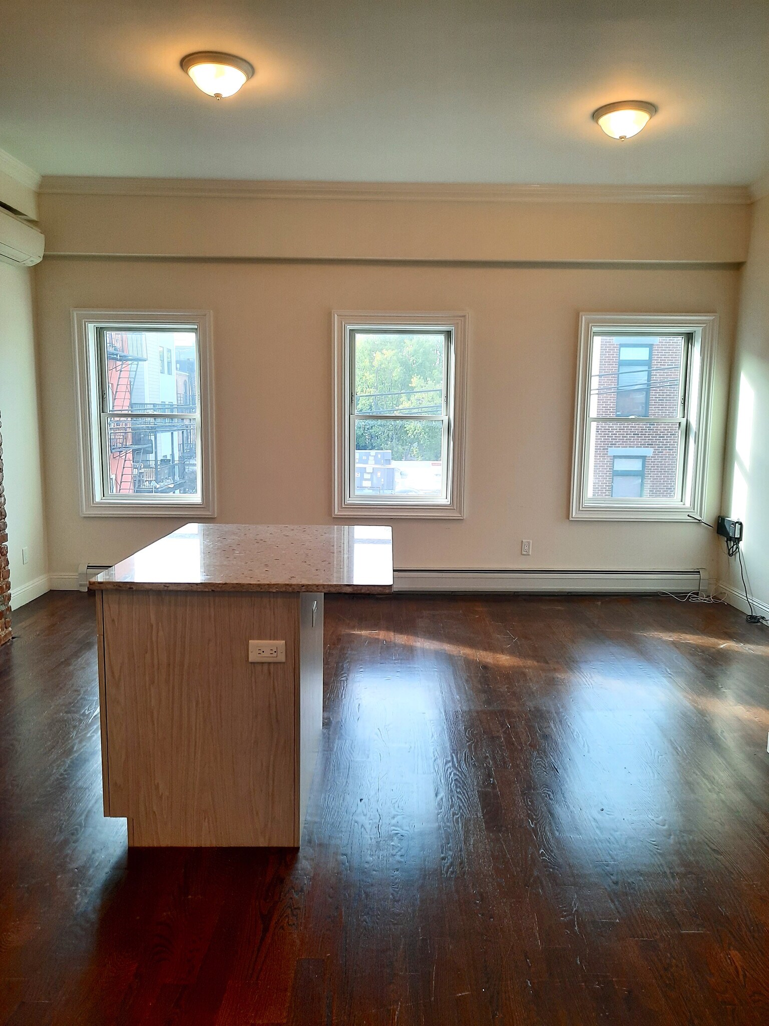 Building Photo - 158 6th St