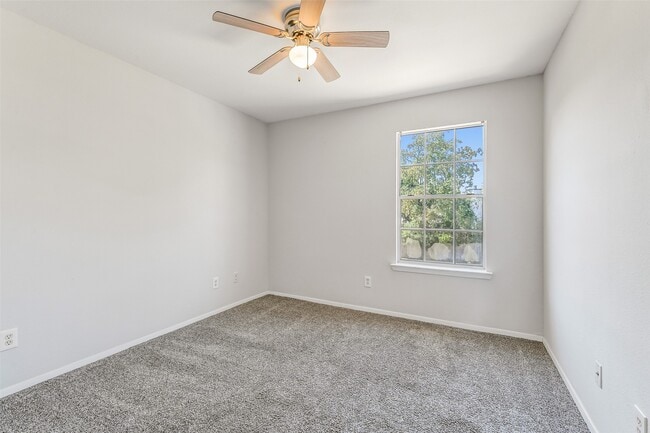 Building Photo - 10007 Emerald Creek Dr