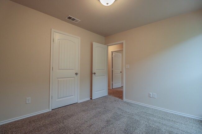 Building Photo - 3bed/2bath Available Now!