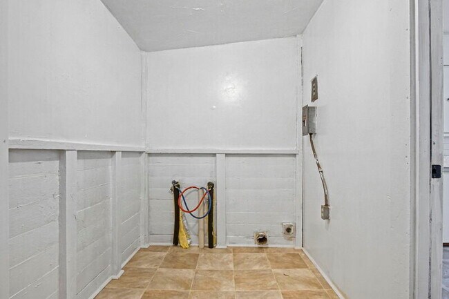 Building Photo - 1524 NE 8th St