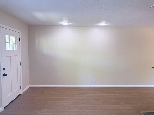 Building Photo - Cute 3 Bedroom Home Close to Shopping
