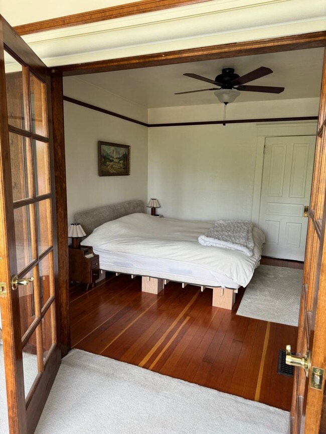 Building Photo - Beautiful Classic 4+ Bedroom 3,800 Sq. Ft....