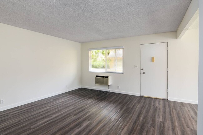 Building Photo - Corner unit with mountain views!!