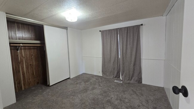 Building Photo - Welcome to this 3-bedroom, 2-bathroom home...