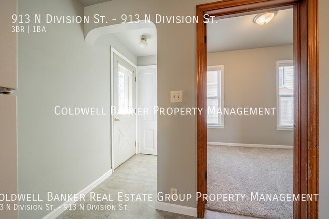 Building Photo - 913 N Division St