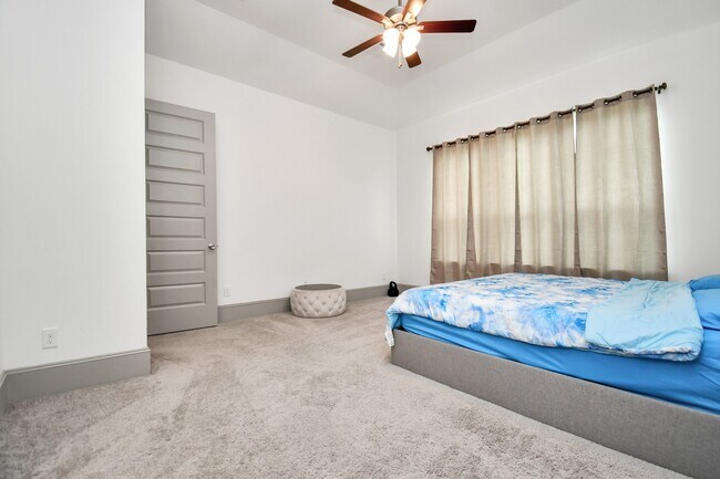 Building Photo - 8726 Marina Alto Ln