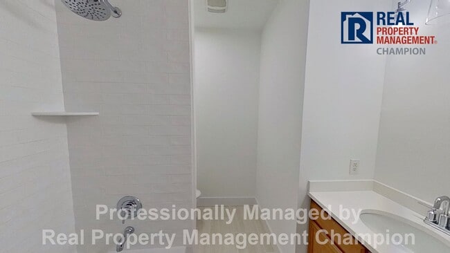 Building Photo - Beautifully Updated 2 BD/2 BA with Screened Porch & Modern Finishes