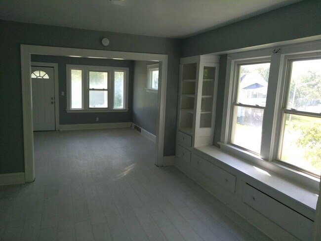 Building Photo - 11205 Notre Dame Ave