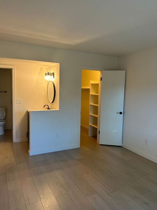 Building Photo - Floor Unit 2 Bedroom 2 Bath in Great Location